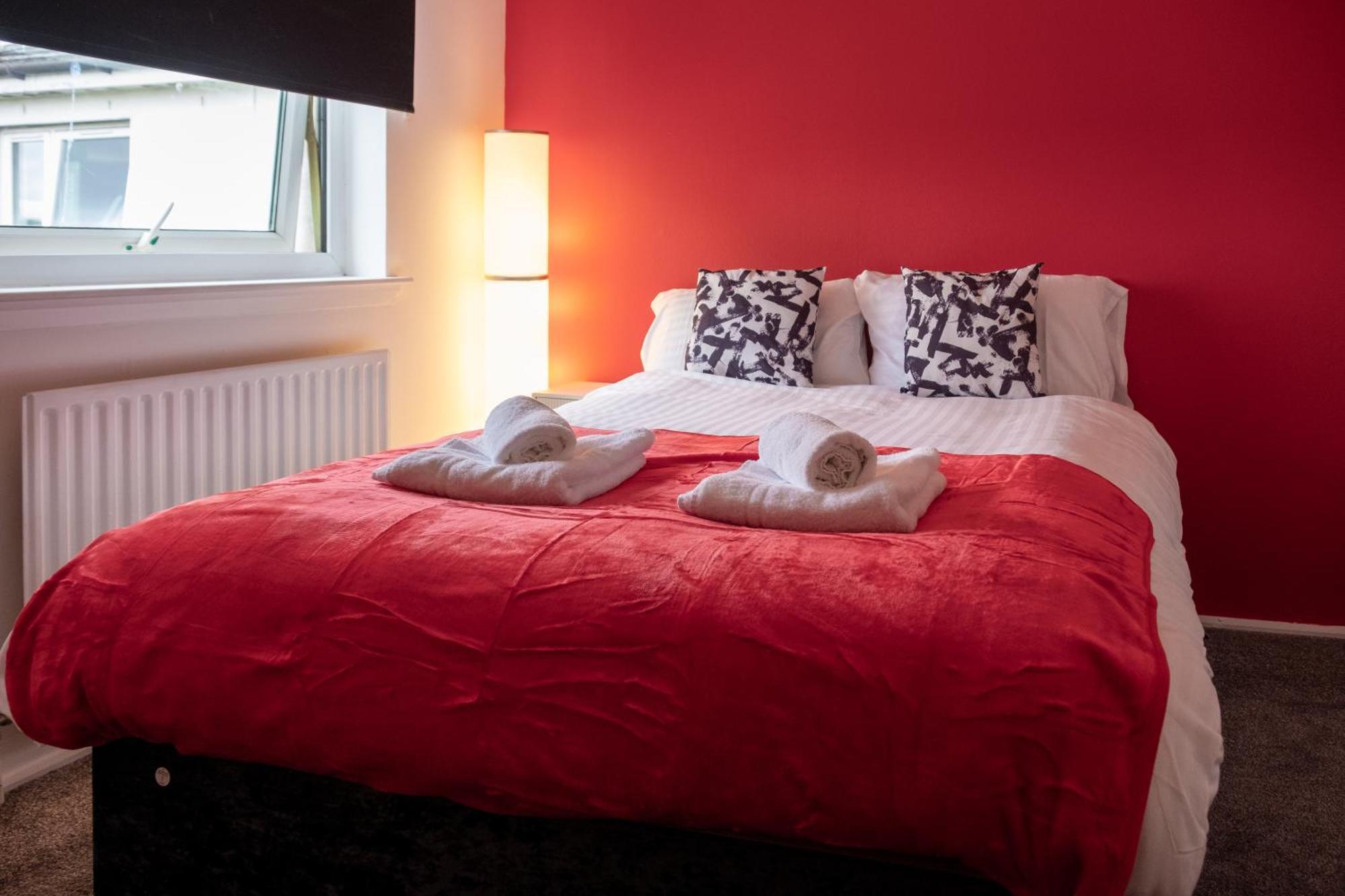 2 Bedroom Beautiful Apartment In Motherwell Mossend Bagian luar foto